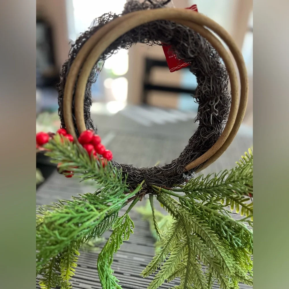Ashland 8in Green and Red Holiday Wreath
